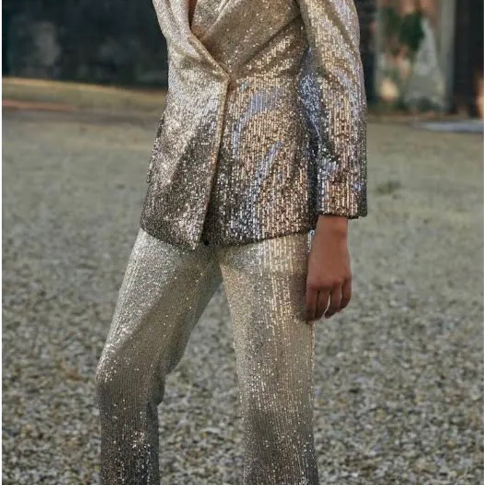 Confortable, shimmery, wide leg pants. A stunning look for weddings and parties